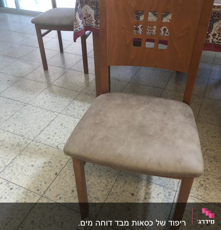 כיסא עץ עם ריפוד בד בצבע בז